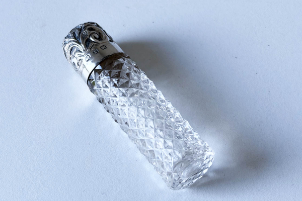 Antiek Engels Parfumflesje met Bewerkt Zilveren Dop  , Birmingham, M. Bros uit 1872