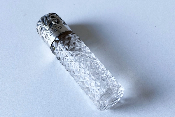Antiek Engels Parfumflesje met Bewerkt Zilveren Dop  , Birmingham, M. Bros uit 1872