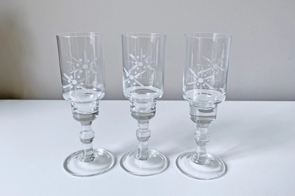 3 Fraaie Geetste Glaasjes op Voet