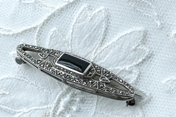 Art Deco Stijl Zilveren Broche met Onyx
