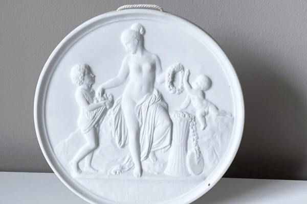 Witte Bisque Plaquette, Bing en Grondahl nr. 4003 The Ages of Life "Lente - 