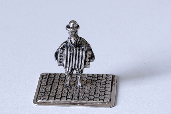 Zilveren Miniatuur HH=Herman Hooijkaas, "Accordeonspeler" 