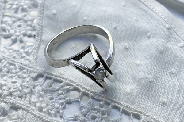 Moderne Zilveren Ring, Gekeurd J+M 925