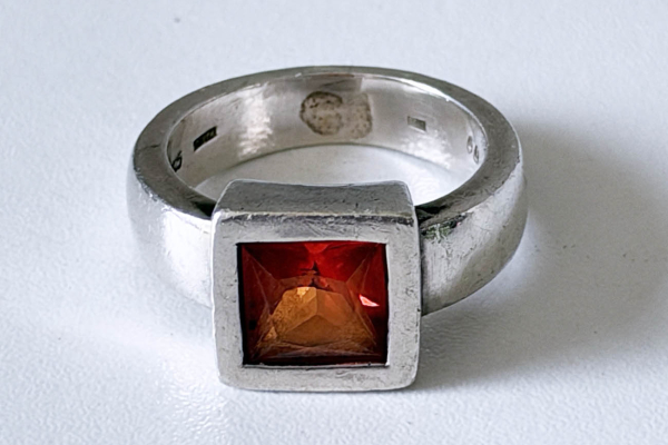 Zware Zilveren design Ring met Facetgeslepen Oranje Steen, Maat 17.5