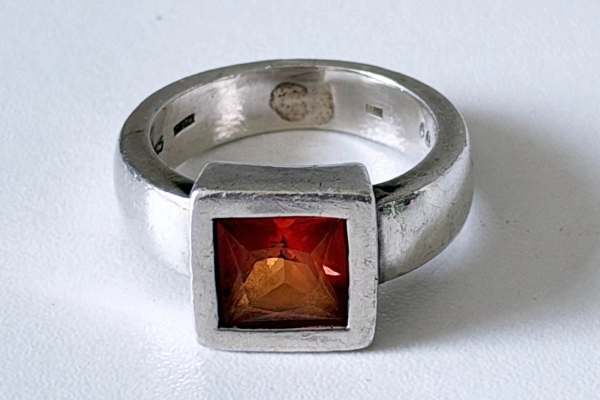 Zware Zilveren design Ring met Facetgeslepen Oranje Steen, Maat 17.5