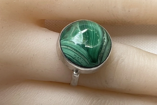 Fraaie Zilveren Ring met Malachiet Cabochon