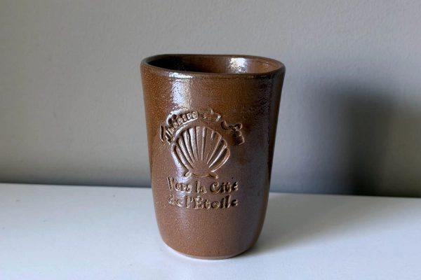 Terracotta Beker met Afbeelding, St. Jacobsschelp 