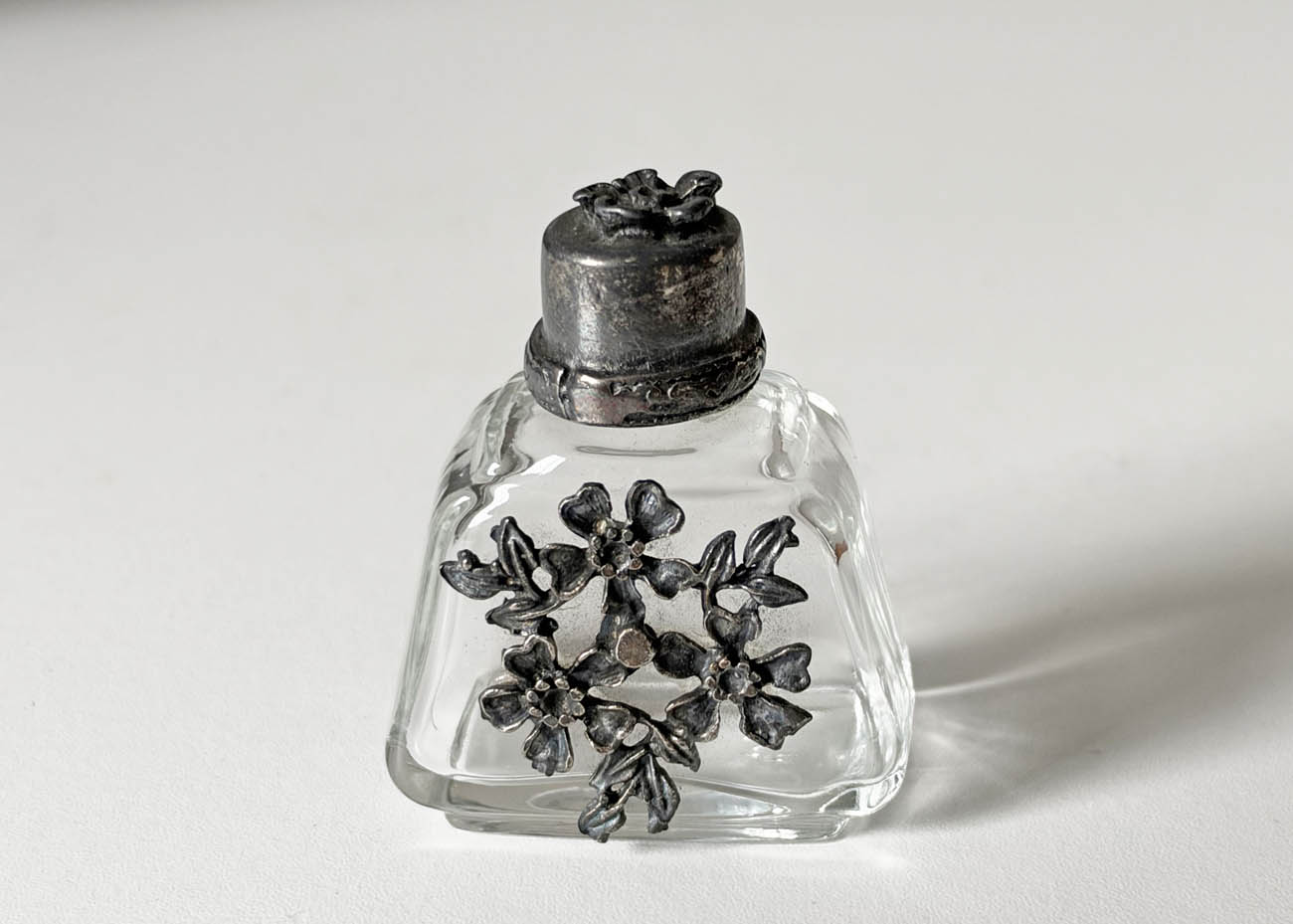 antiek parfum flesje met dop en deco bloemmotief1