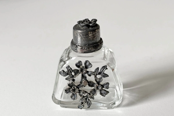 Oud Parfumflesje met Decoratie