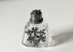 antiek parfum flesje met dop en deco bloemmotief1