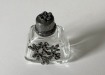 antiek parfum flesje met dop en deco bloemmotief2