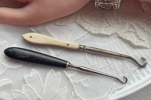 2 Antieke Veterhaken, 1 van Been en met Ebbenhout metr Monogram