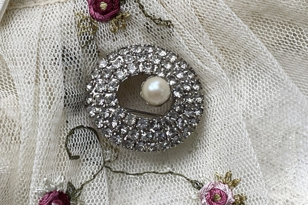 Ovale Vintage Broche met Strass Steentjes en Pareltje