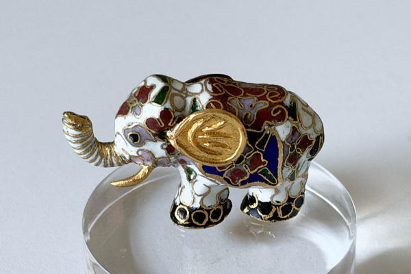 Klein Cloisonné Olifantje
