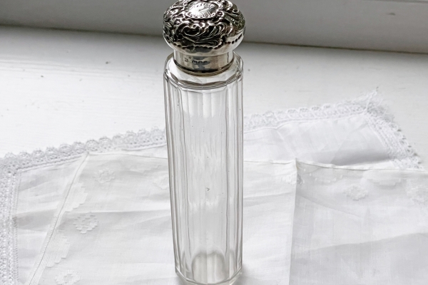 Antiek Engels, Kristallen Parfumfles met Zilveren Dop