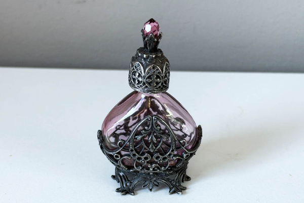 Tsjechisch? Parfumflesje met Fraai  Filligrainwerk en Rose Steentje