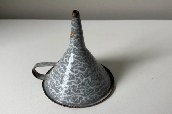Grijsgewolkt Emaille Trechtertje