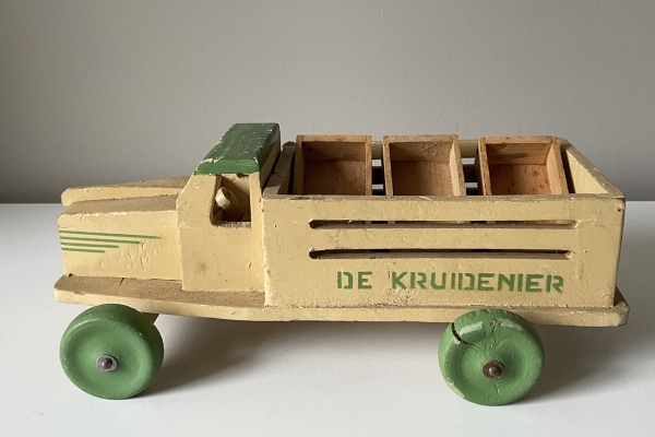 Oude Houten Vrachtwagen "De Kruidenier" 