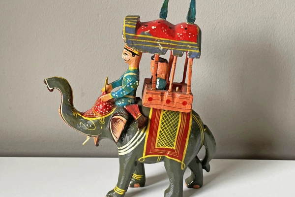 Kleurige Houten (Ambari) Olifant met Draagstoel