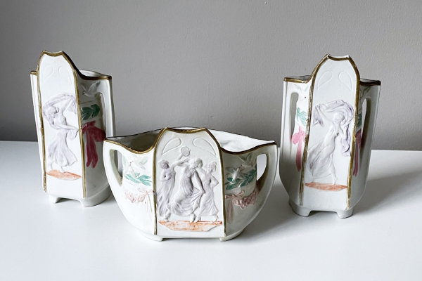 Antiek Jugendstil, Biscuit Vazen + Jardiniere Setje