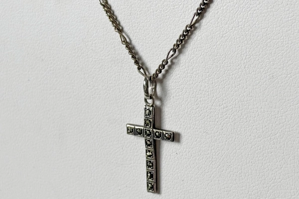 Zilveren Ketting met Hanger Kruis met Markasietjes