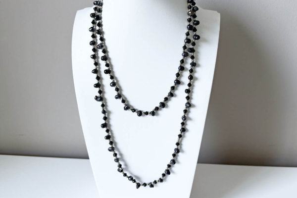 Lange Ketting met Zwart en Zilveren Kraaltjes