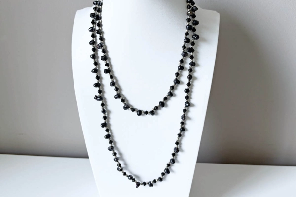 Lange Ketting met Zwart en Zilveren Kraaltjes