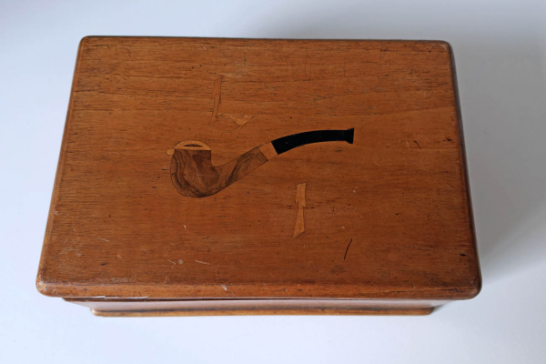 Oude Flinke Houten Kist met Decoratie van een Pijp