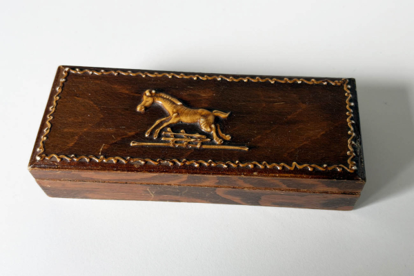 Houten Kistje met op de Voorkant een Paard