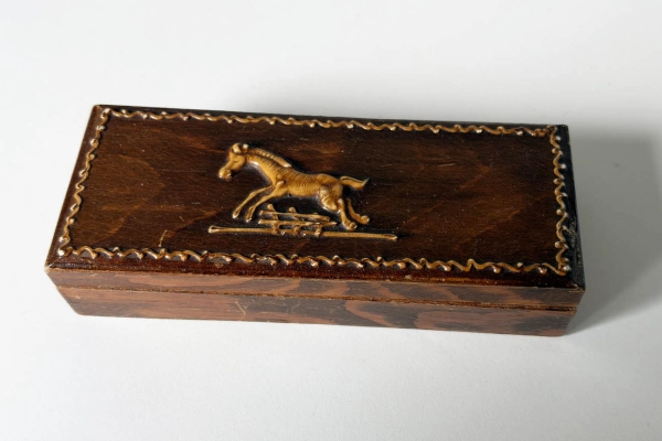 Houten Kistje met op de Voorkant een Paard