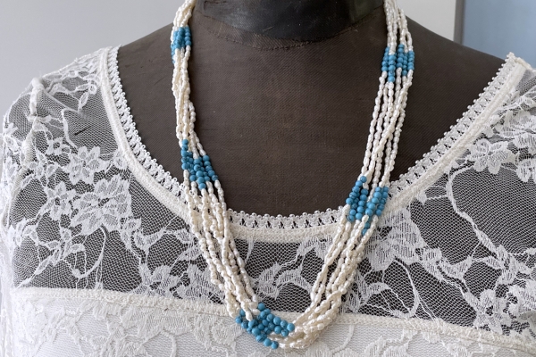 Ketting met Rijstpareltjes , Turkoois Kraaltjes, Zilver Slotje