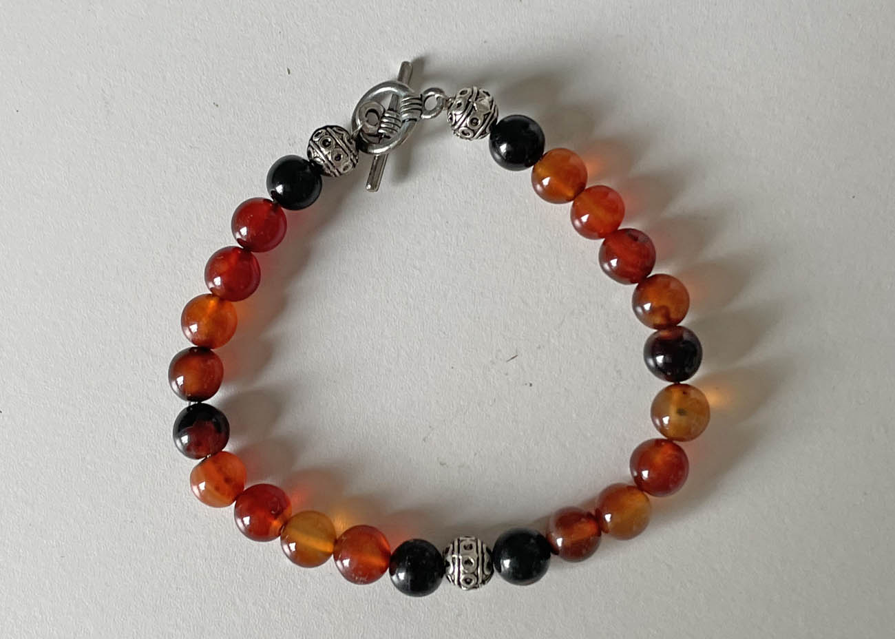 kralenarmband rode:zw edelstenen toggle sluiting2