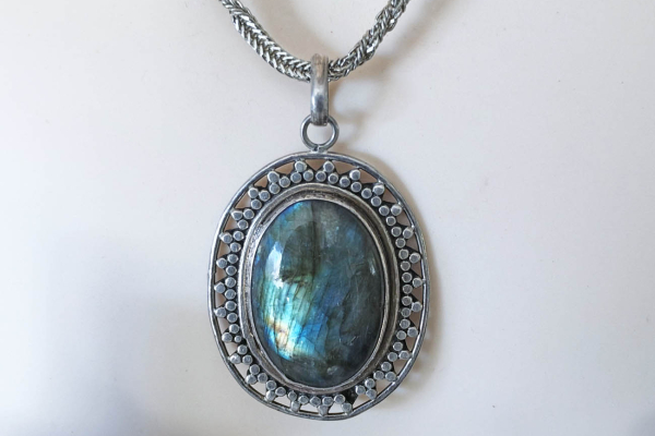 Lange Ketting met Grote Zilveren Labradorite Hanger