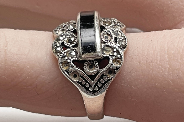 Zilveren Ring, 925, Zwarte Sten en Markasietjes, maat 16.5