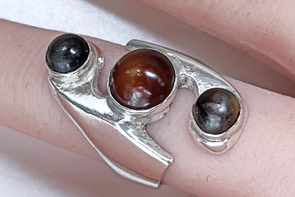 Zilveren (925) Ring met 3 Half Edelstenen Waaronder Tijgeroog, 13/14