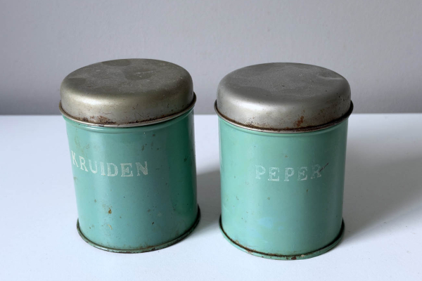 2 Groene Kruidenbussen (Brabantia?) Opschrift Kruiden en Peper
