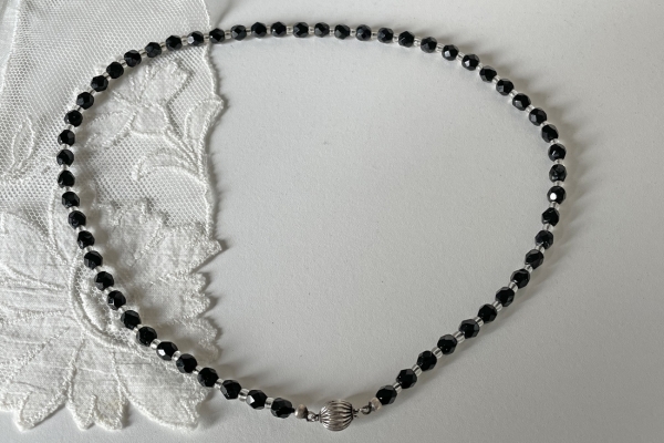 Zwarte Gitjes (of Onyx) Ketting met Zilveren Bol Slotje