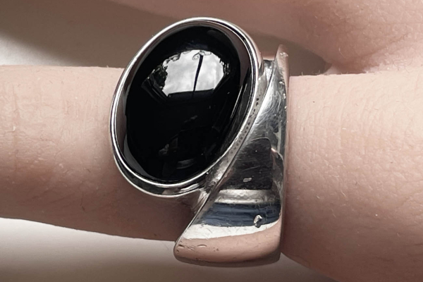 Zware Hollands Zilveren Ring met Onyx Steen 12/13