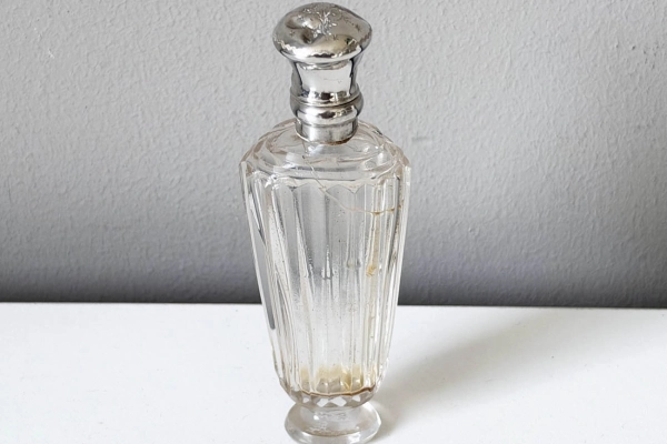 Antiek Hollands Kristallen Parfumflesje met Zilveren Dopje met..
