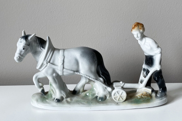 Antiek porselein Duitse DDR Lippeldorf pPoegpaard en Jongen