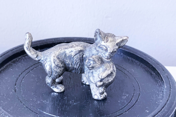 Zilvertin Beeldje van Kat met Kitten in de Bek (Spoontiques)