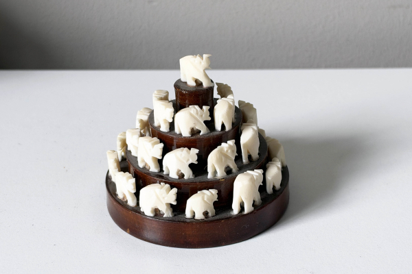 "Pyramide" Toren met Benen Olifantjes