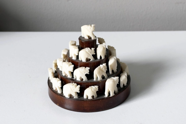 "Pyramide" Toren met Benen Olifantjes