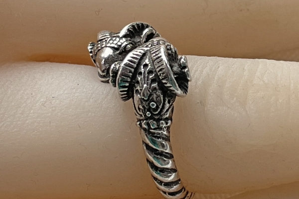Zilveren Ring met Ramskopjes