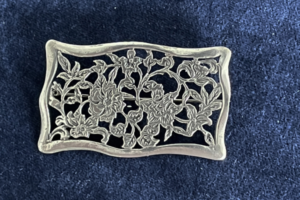 Opengewerkte Rechthoekige  Zilveren Florale Broche