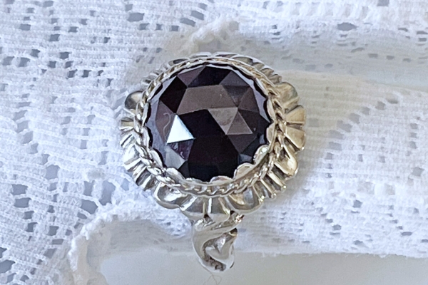 Zilveren Ring met geslepen Donkerrode Steen (Granaat?)