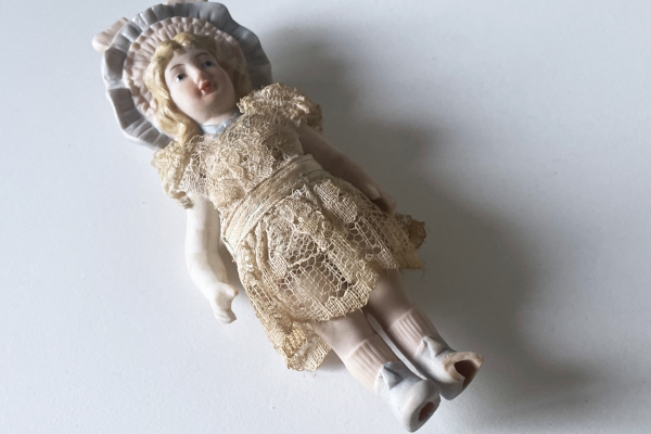 Oud Biscuit Poppetje met Kanten Jurkje