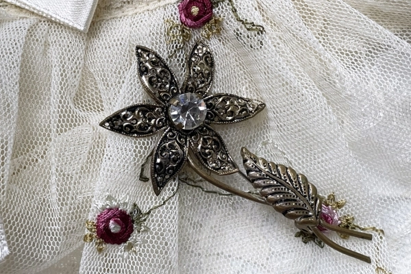 Vintage Broche Bloem met Strass Steentje