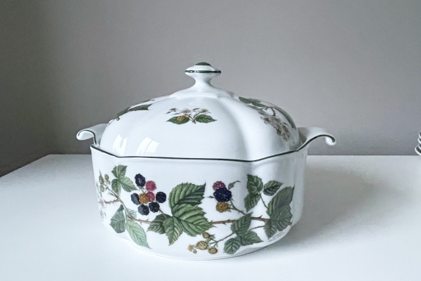 Seltmann Weiden, Dekschaal, Waldbeere in prima staat. Fors model. Doorsnede 22 cm en hoogte 15.5 Cm. 