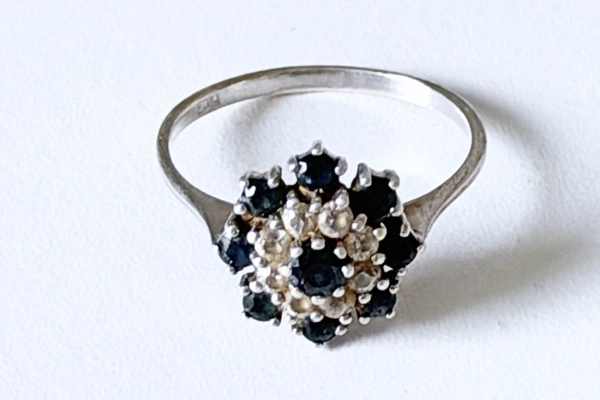 2e Gehalte Zilveren Ring met Zwarte en Blanke Geslepen Steentjes